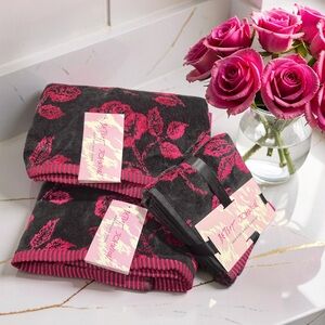 Betsey Johnson NWT Set of 3 Black & Hot Pink Plush Rose Pattern Towel Set